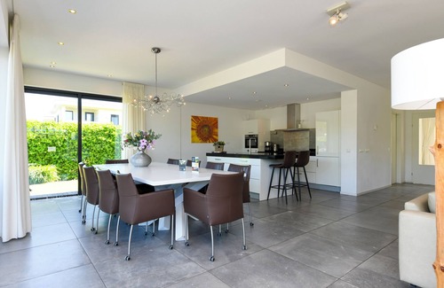 Zeewolde Casa | Luxury 10-person villa with jacuzzi, sauna, 4 bedrooms, 3 bathrooms and two outdoor dining tables. Pet-friendly, fully equipped kitchen, and direct water access.