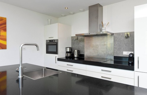 Zeewolde Casa | Luxury 10-person villa with jacuzzi, sauna, 4 bedrooms, 3 bathrooms and two outdoor dining tables. Pet-friendly, fully equipped kitchen, and direct water access.