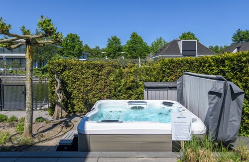 Zeewolde Casa | Luxury 10-person villa with jacuzzi, sauna, 4 bedrooms, 3 bathrooms and two outdoor dining tables. Pet-friendly, fully equipped kitchen, and direct water access.