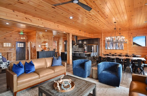 Bluff Mountain Cabina | Luxury 10BR/12BA Cabin w/Indoor Pool, 2 Hot Tubs, Arcade, & Theater! Mountain Views!
