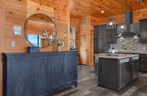 Bluff Mountain Cabina | Luxury 10BR/12BA Cabin w/Indoor Pool, 2 Hot Tubs, Arcade, & Theater! Mountain Views!
