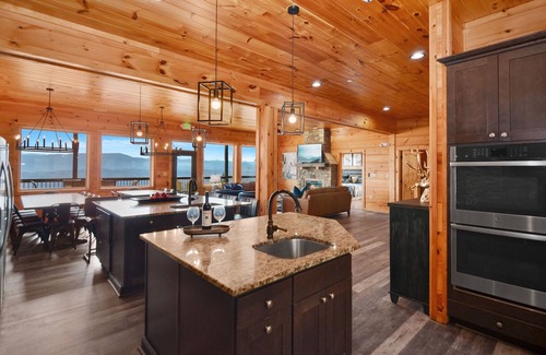 Bluff Mountain Cabina | Luxury 10BR/12BA Cabin w/Indoor Pool, 2 Hot Tubs, Arcade, & Theater! Mountain Views!