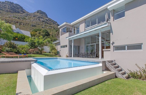 Hout Bay Villa | Lujosa villa de diseño arquitectónico con piscina e increíbles vistas al mar y a la montaña.