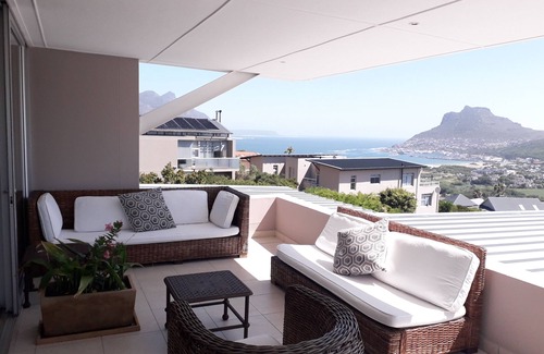 Hout Bay Villa | Lujosa villa de diseño arquitectónico con piscina e increíbles vistas al mar y a la montaña.