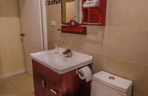 Eastwood Park Cama Y Desayuno | Luxury 12-bedroom bed & breakfast with AC, WiFi in lovely Kingston