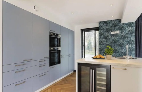 Gramsbergen Casa | Luxury 12-person villa with canal view, 6 bedrooms, 3 bathrooms, fenced garden and designer kitchen at Holiday Park ’t Hooge Holt.