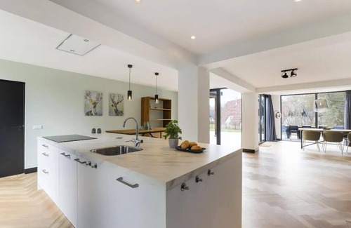 Gramsbergen Casa | Luxury 12-person villa with canal view, 6 bedrooms, 3 bathrooms, fenced garden and designer kitchen at Holiday Park ’t Hooge Holt.