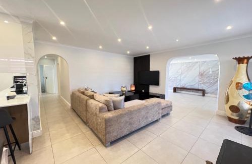 Bloubergstrand Villa | Luxury 14 sleeper villa Lamsyh