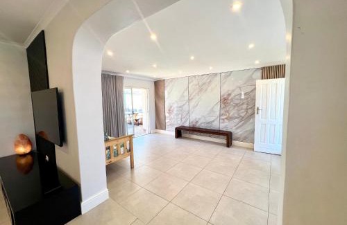 Bloubergstrand Villa | Luxury 14 sleeper villa Lamsyh