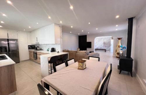 Bloubergstrand Villa | Luxury 14 sleeper villa Lamsyh
