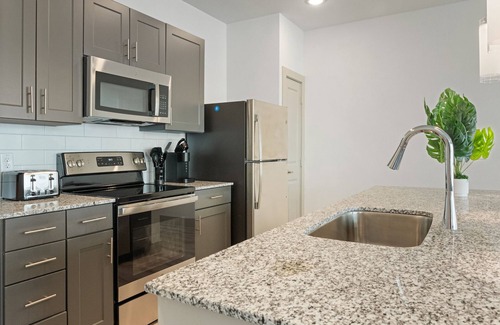 Vista Del Pueblo Apartamento | Luxury 1BD/1BA Near The Airport 5953