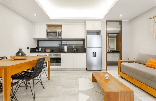 Tohoku Apartamento | Luxury 1BD Condo 3 blk from 5th Ave W/PoolandParking