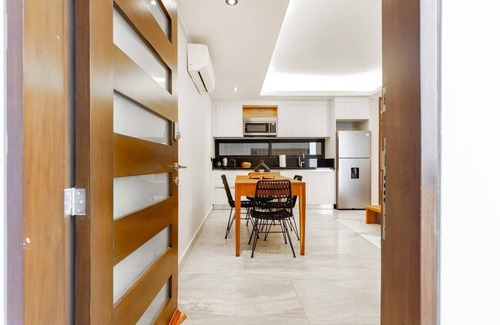 Tohoku Apartamento | Luxury 1BD Condo 3 blk from 5th Ave W/PoolandParking