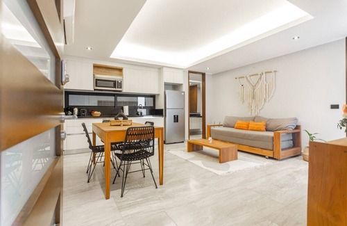 Tohoku Apartamento | Luxury 1BD Condo 3 blk from 5th Ave W/PoolandParking