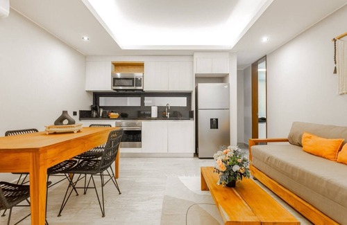 Tohoku Apartamento | Luxury 1BD Condo 3 blk from 5th Ave W/PoolandParking