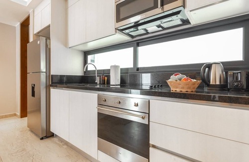 Tohoku Apartamento | Luxury 1BD Condo 3 blk from 5th Ave W/PoolandParking