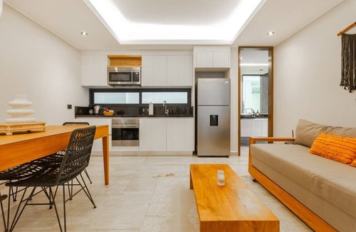 Tohoku Apartamento | Luxury 1BD Condo 3 blk from 5th Ave W/PoolandParking