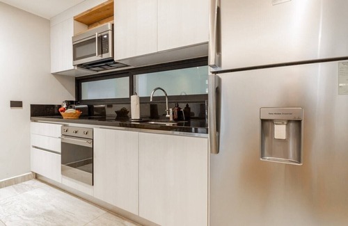 Tohoku Apartamento | Luxury 1BD Condo 3 blk from 5th Ave W/PoolandParking