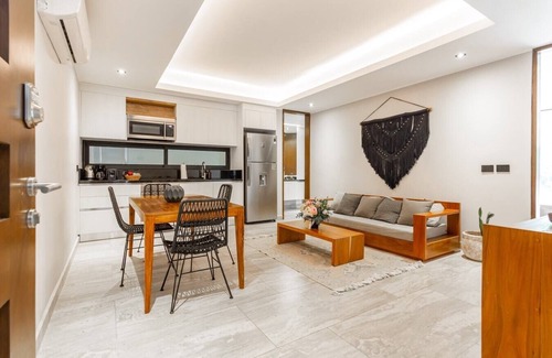 Tohoku Apartamento | Luxury 1BD Condo 3 blk from 5th Ave W/PoolandParking