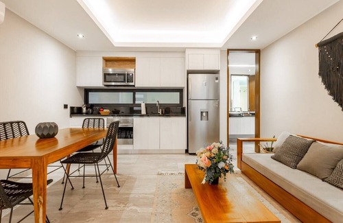 Tohoku Apartamento | Luxury 1BD Condo 3 blk from 5th Ave W/PoolandParking