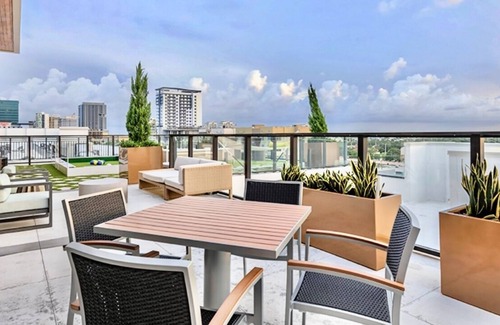 Flagler Village Apartamento | LUXURY 2/2 DOWNTOWN FORT LAUDERDALE NEAR LAS OLAS (ROOFTOP POOL)