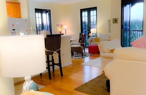 Biggar Apartamento | Luxury 2/2 Paseo Condo on Quad with Balconies overlooking Park and Pond