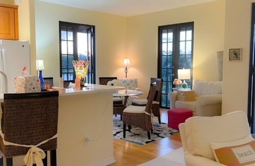 Biggar Apartamento | Luxury 2/2 Paseo Condo on Quad with Balconies overlooking Park and Pond