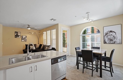 Anaheim Resort Apartamento | Luxury 2-BD/BA Apt! 5 Mins to Disney ! Angel Stadium! Honda Center! The Outlets!
