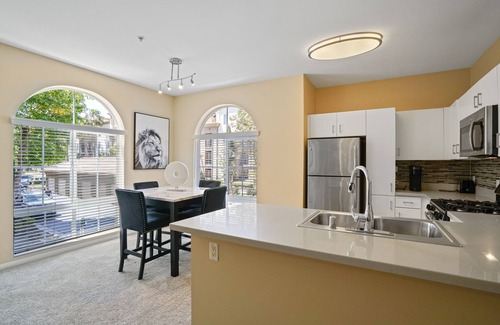 Anaheim Resort Apartamento | Luxury 2-BD/BA Apt! 5 Mins to Disney ! Angel Stadium! Honda Center! The Outlets!