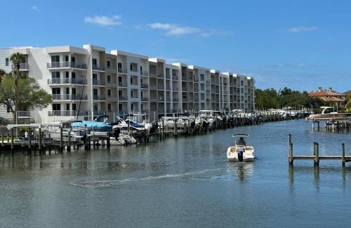 Central Sarasota Casa | Luxury 2 Bed 2 Bath Waterfront Condo with Patio Sunsets Gym and Parking