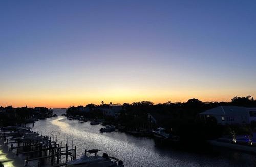 Central Sarasota Casa | Luxury 2 Bed 2 Bath Waterfront Condo with Patio Sunsets Gym and Parking