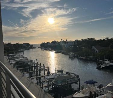 Central Sarasota Casa | Luxury 2 Bed 2 Bath Waterfront Condo with Patio Sunsets Gym and Parking