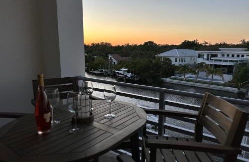 Central Sarasota Casa | Luxury 2 Bed 2 Bath Waterfront Condo with Patio Sunsets Gym and Parking