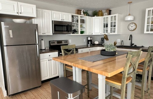Northport Casa | Luxury 2 bed apt in Northport! Walk to everything (next door to Plover apt)