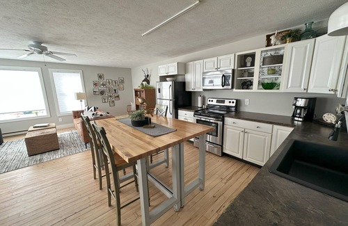 Northport Casa | Luxury 2 bed apt in Northport! Walk to everything (next door to Plover apt)