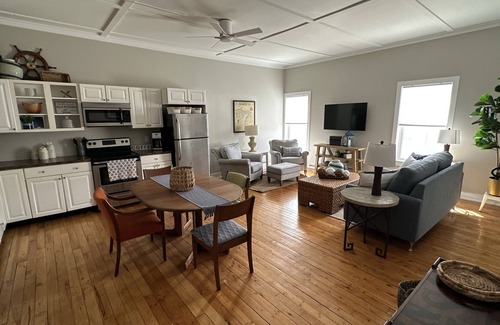 Northport Apartamento | Luxury 2 bed apt in Northport! Walk to everything (next door to Piper apt)