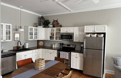 Northport Apartamento | Luxury 2 bed apt in Northport! Walk to everything (next door to Piper apt)