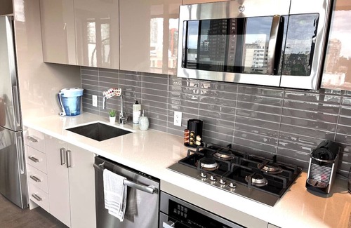 Connaught Condominio | Luxury 2 Bed, Private XL Balcony Downtown, Free Parking