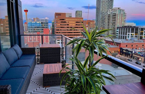 Connaught Condominio | Luxury 2 Bed, Private XL Balcony Downtown, Free Parking