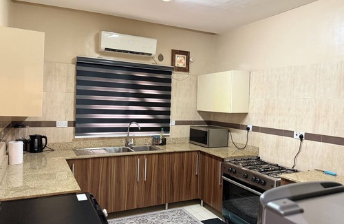 Ibadan Casa | Luxury 2-bed w 24h light in Kolapo Ishola GRA