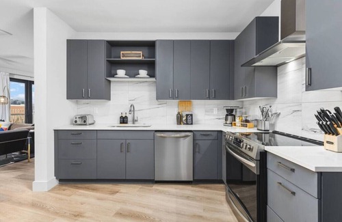 West End Apartamento | Luxury 2 Bedroom, 4 Bed with HUGE Wrap Around Patio, Gym + Pool