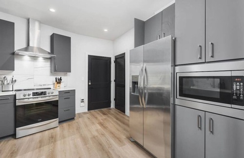West End Apartamento | Luxury 2 Bedroom, 4 Bed with HUGE Wrap Around Patio, Gym + Pool
