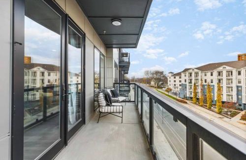 West End Apartamento | Luxury 2 Bedroom 4 Bed with HUGE Wrap Around Patio Gym and Pool