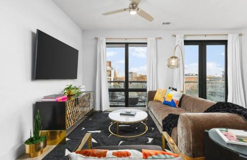 West End Apartamento | Luxury 2 Bedroom 4 Bed with HUGE Wrap Around Patio Gym and Pool