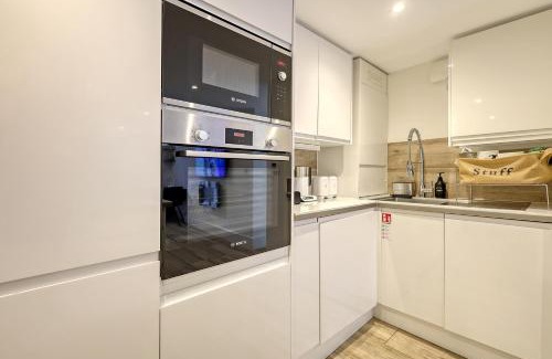 Snaresbrook Apartamento | Luxury 2 Bedroom Apartment with Private Terrace & Parking - Wanstead, Escape London in London
