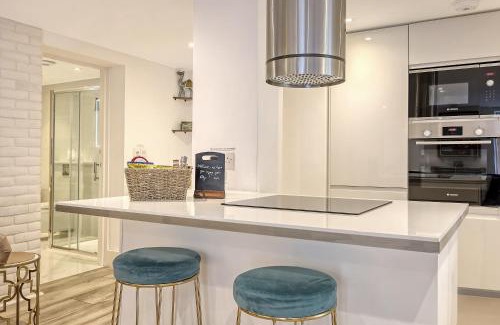 Snaresbrook Apartamento | Luxury 2 Bedroom Apartment with Private Terrace & Parking - Wanstead, Escape London in London