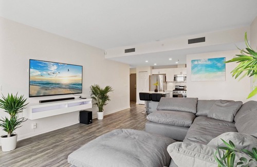 Columbia Condominio | Luxury 2-bedroom condo with ocean views in Little Italy.