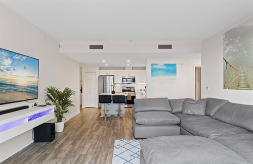 Columbia Condominio | Luxury 2-bedroom condo with ocean views in Little Italy.