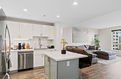 Columbia Condominio | Luxury 2-bedroom condo with ocean views in Little Italy.