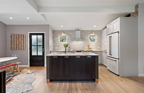 Westfield Casa | Luxury 2-bedroom Designer Home in Deep Eddy, minutes to Downtown & Lady Lake